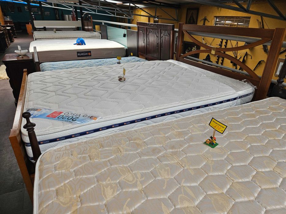 Excelente cama em madeira maciça com estrado e colchão Molafl