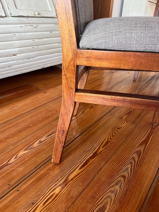 10 Cadeiras sala de jantar de madeira com estofo em tecido cinzento
