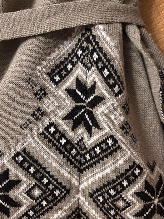 Вʼязаний кардиган з вишивкою