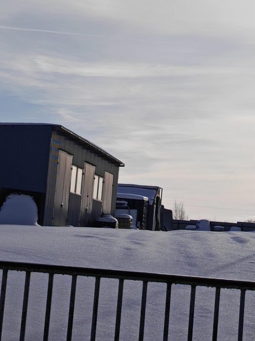 Działka ogrodzona z halą