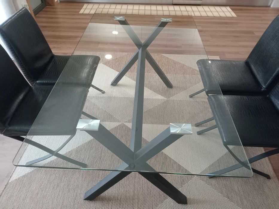 Mesa de jantar em vidro mais 4 cadeiras