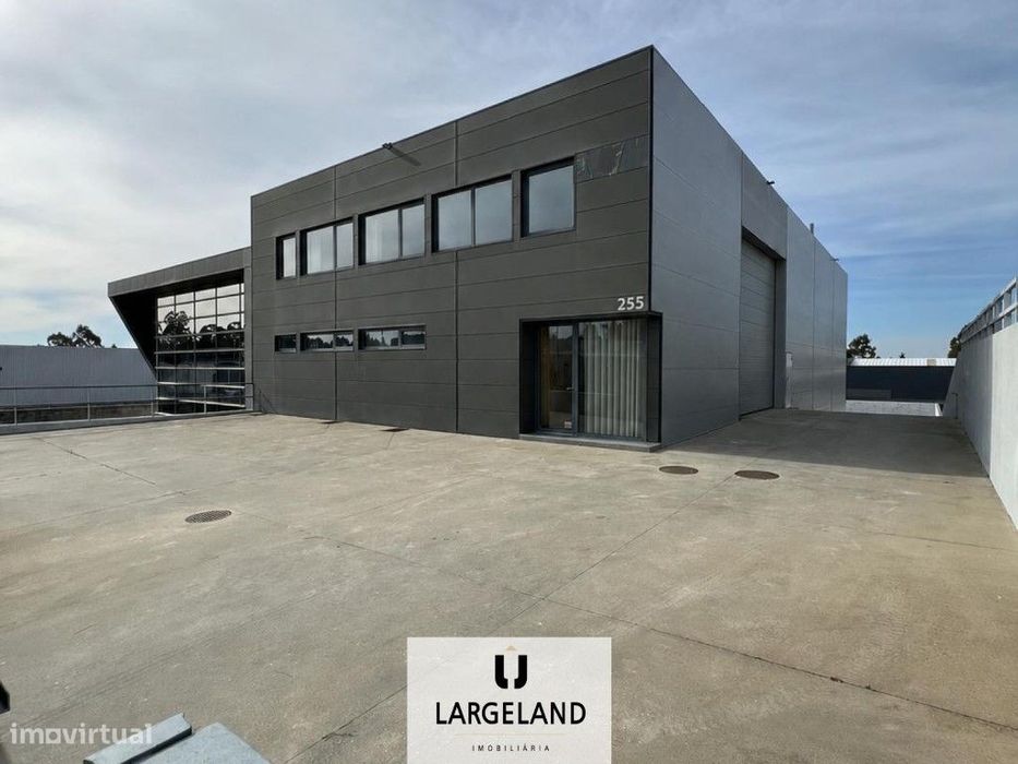 Armazém Industrial com Escritórios Modernos na Zona Industrial do F...