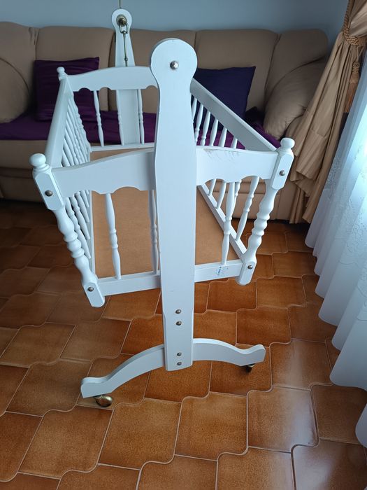 Berço de baloiço em madeira antigo