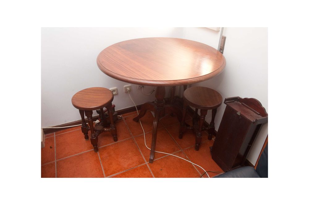 Mesa de madeira mogno