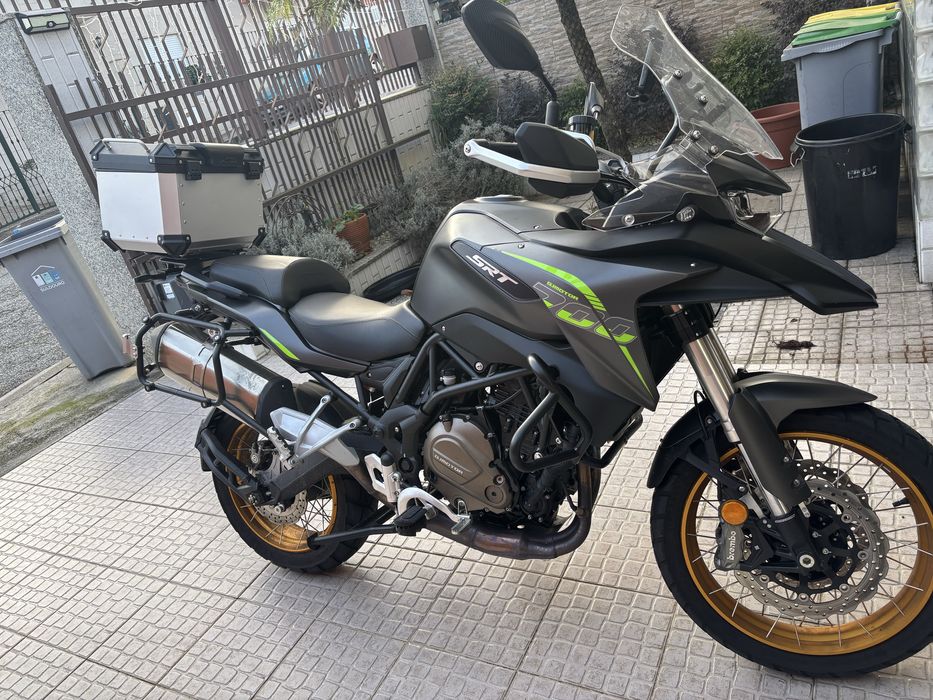 QJ motor SRT 700 Adventure 2023 só 4000km