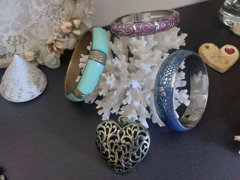 Pulseiras pendentes e pregadeira