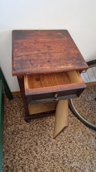 Mesa de cabeceira antiga