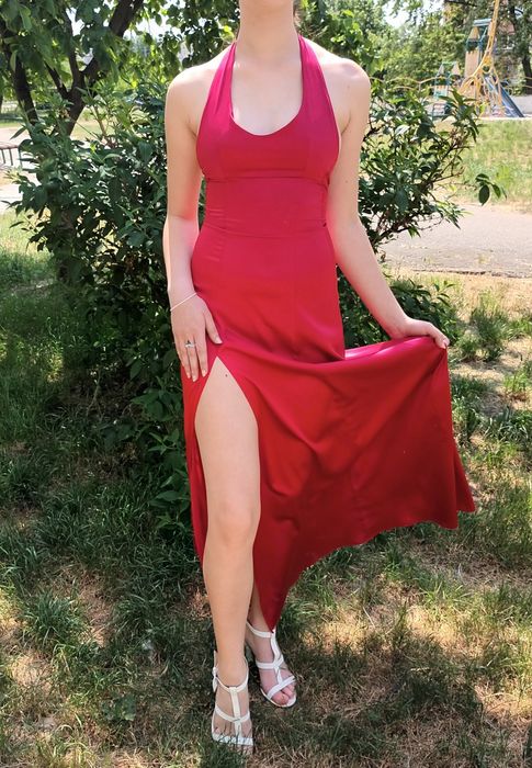Червона вечірня сукня