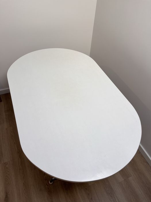 Mesa branca de cozinha