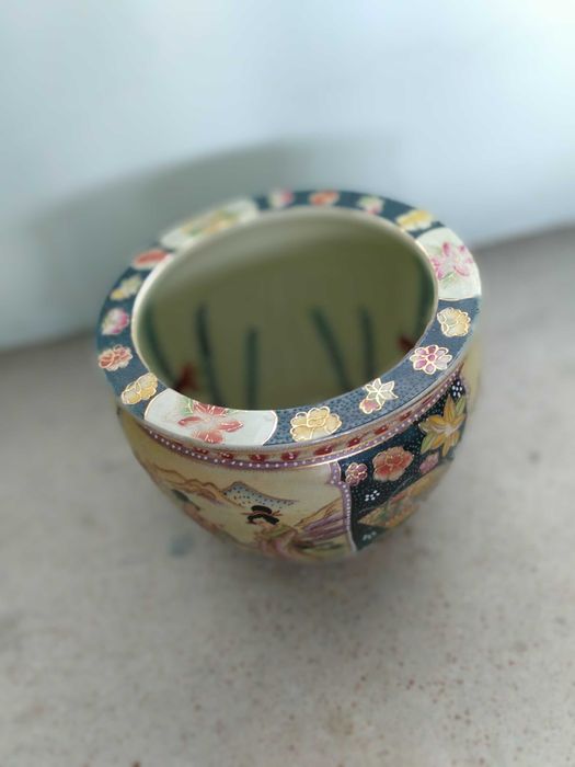 Vaso chinês com desenho clássico