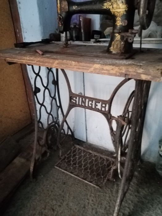 Продам срочно  швейную ножную машинку Singer