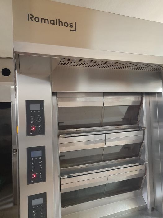 Forno ramalhos - 3 lares - Semi Novo / 43 tabuleiros e 3 carros
