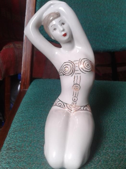 Фарфоровая статуэтка "Девушки"