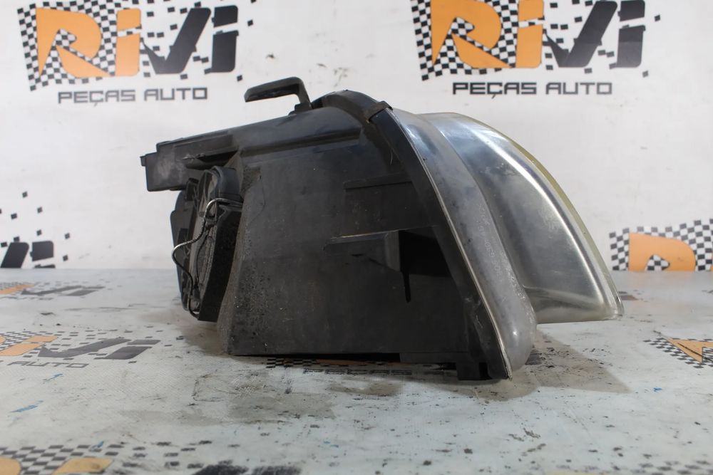 Ótica / farol esquerda AUDI A4 (8EC, B7)