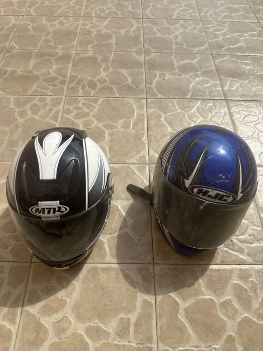 2 capacetes de motas