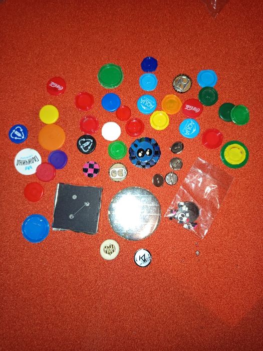 Емо, рок браслети, значки і різні дрібниці