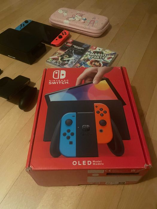 Nintendo Switch OLED + 2 gry + etui