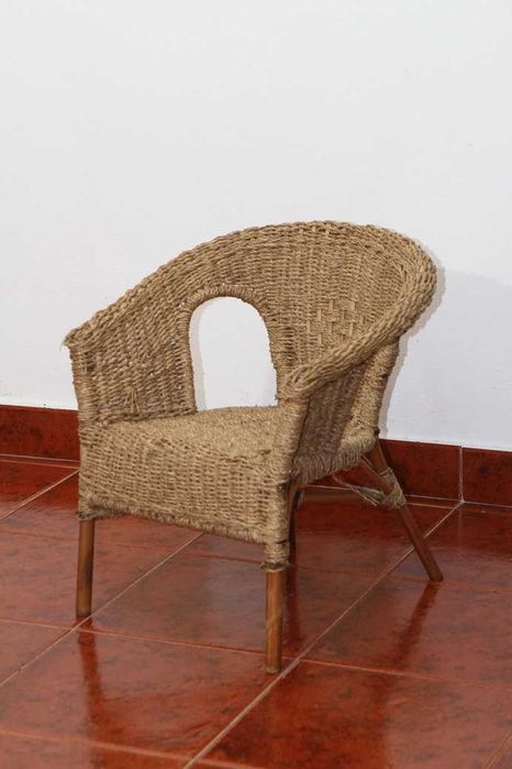 Cadeira em verga para criança