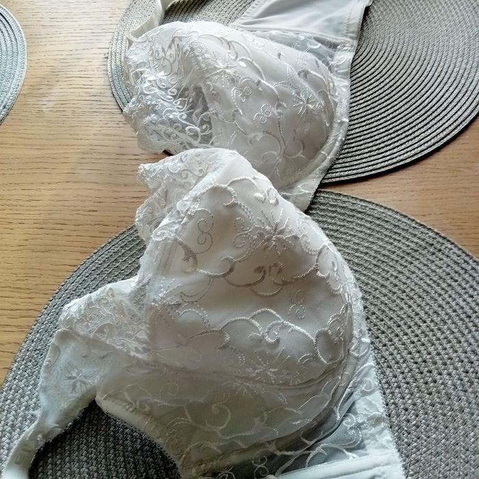 Biustonosz półusztywniany, koronkowy, duży, biały  Diorella 105F