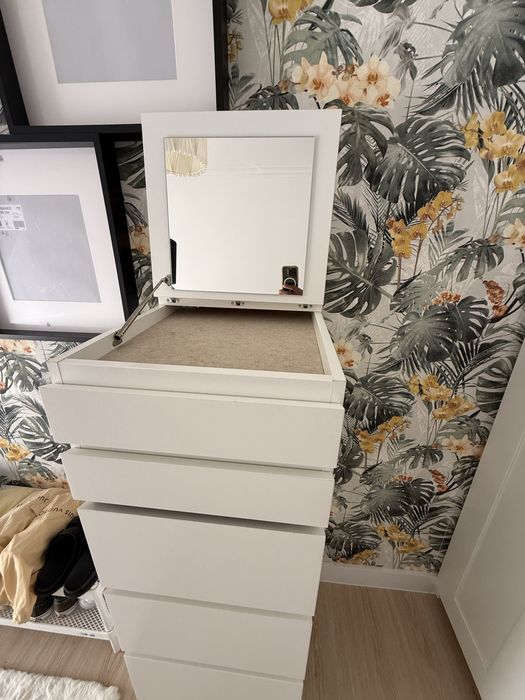 Cómoda IKEA com espelho