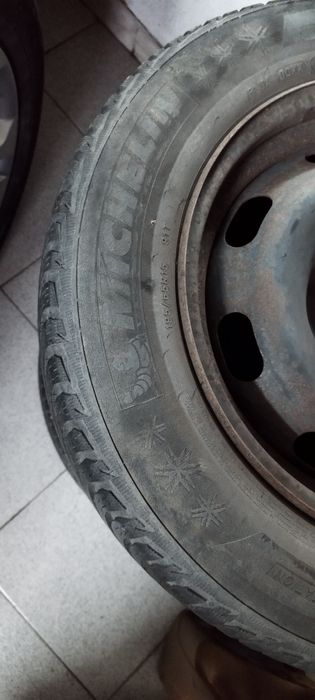 Pneu 195 65 R15 com jante