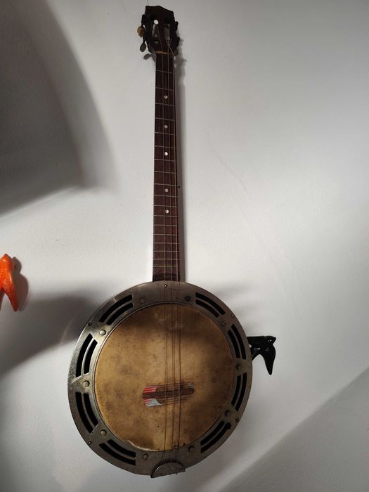 Um Banjo profissional de 4 cordas, conhecido por Bandola