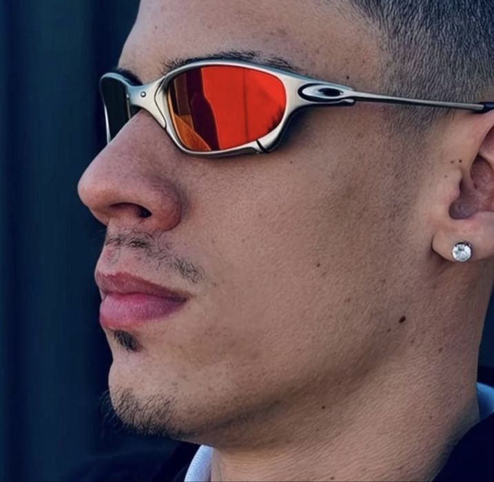 Сучасні та стильні окуляри oakley, в різних кольорах.