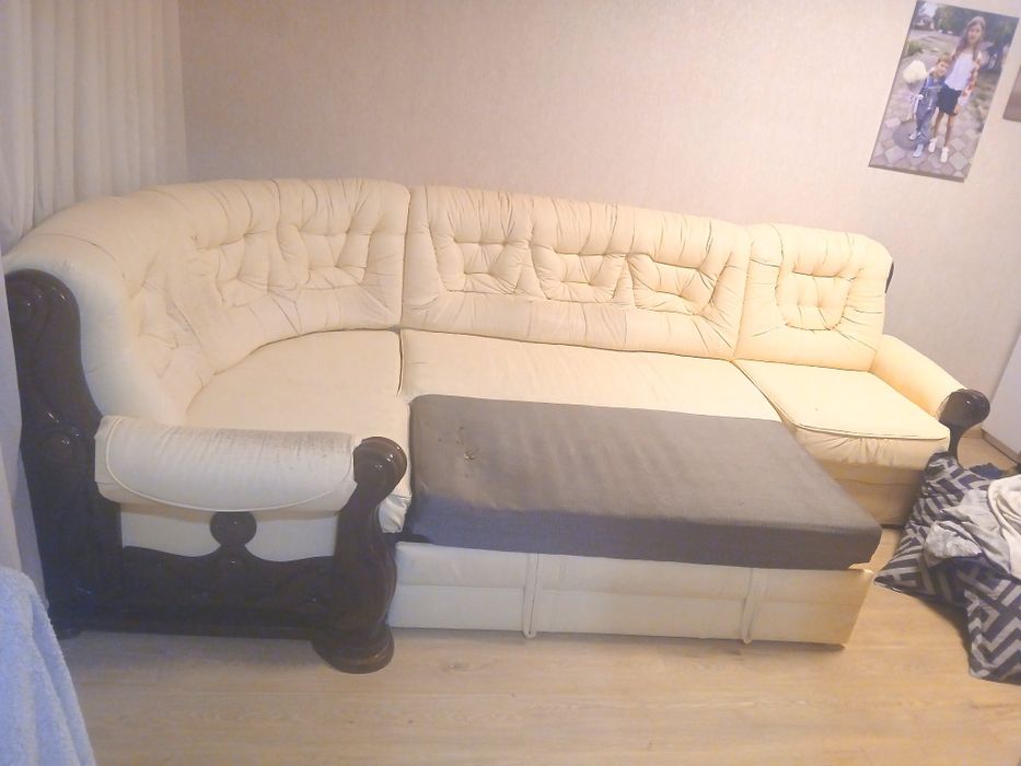 Продам шкіряний(еко) кутовий диван з кріслом.
