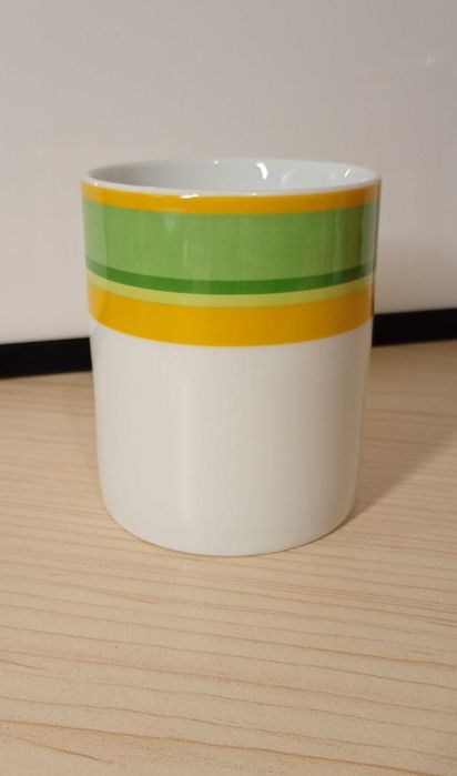 Stary kubek ceramiczny ,,Sinki" biały z pasem zielonym/żółtym/, 320 ml