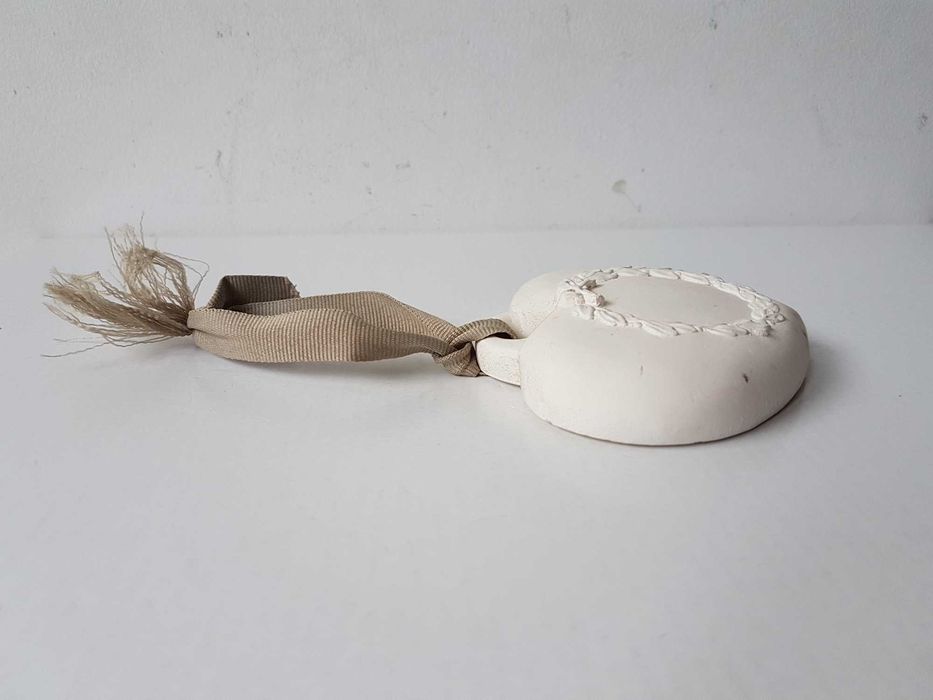 Gipsowa ozdobna zawieszka białe serce z wieńcem 8x8,5cm