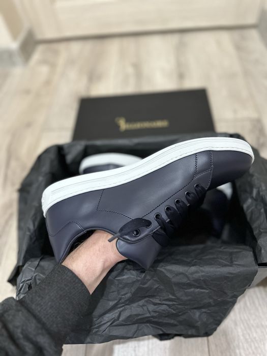 Продам новые сникерсы Billionaire  42-размер