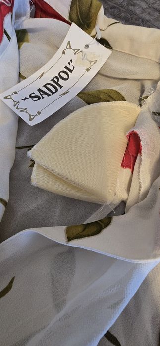 Bluzka damska w róże- Nowa