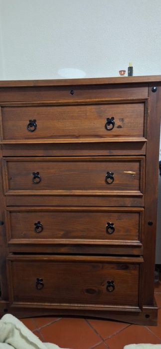 Camiseiro em  madeira maciça e duas mesas de cabeceira.