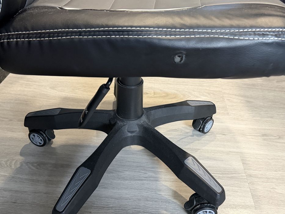 Vendo cadeira gamig e mesa todo como novo