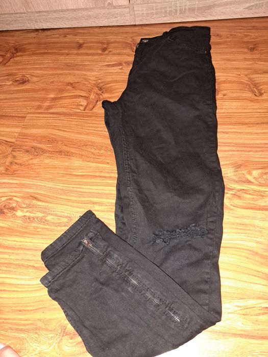 Czarne jeansy elastyczne Sinsay damskie 42 z rozdarciami rurki