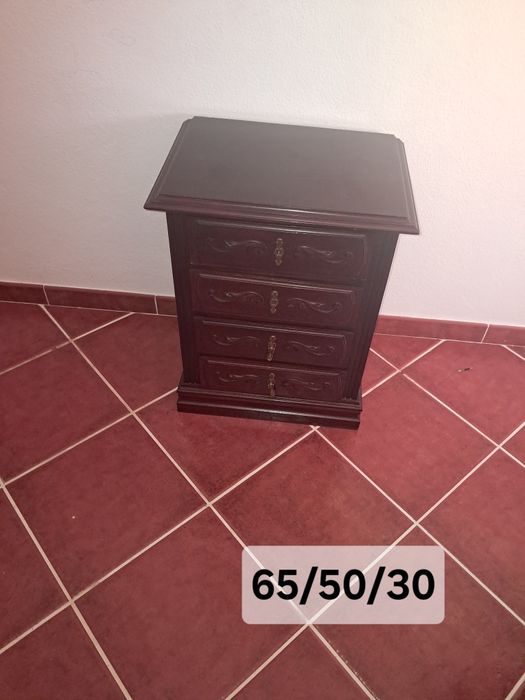 Cama de solteiro com estrado e colchao e mesa cabeceira