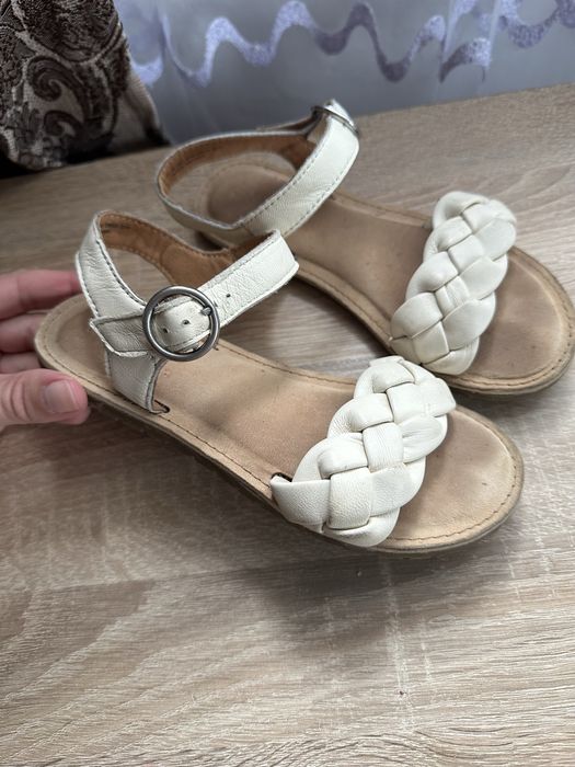 Продам шкіряні босоніжки Next