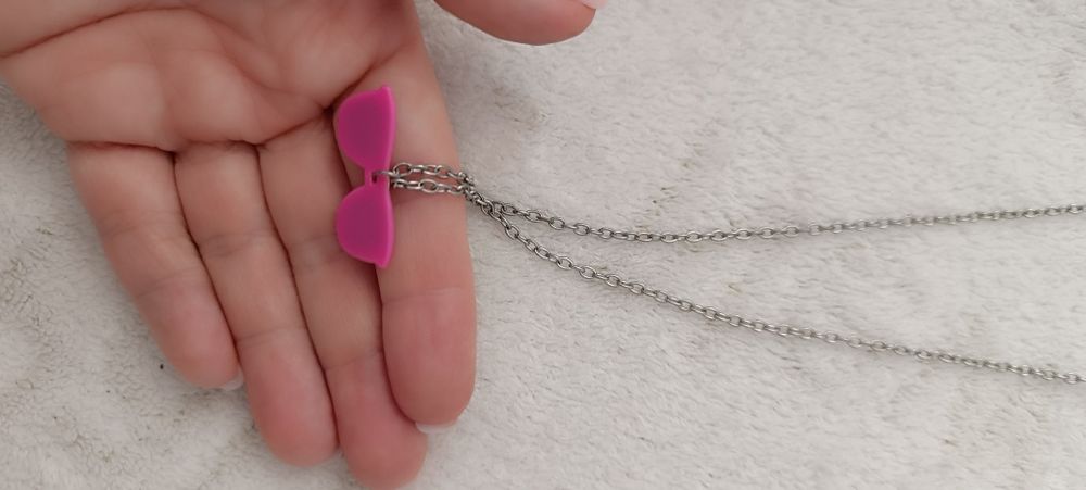 Fio prateado de criança com pendente. Usado