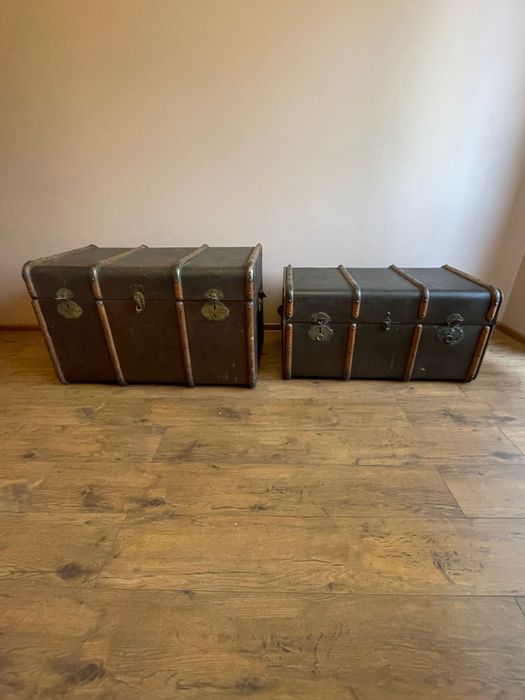Zestaw starych kufrów