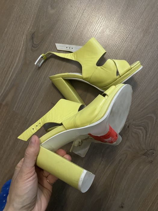 Estro босоніжки шкіряні