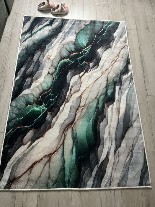 Килим в ідеальному стані , з епіцентру 120:180