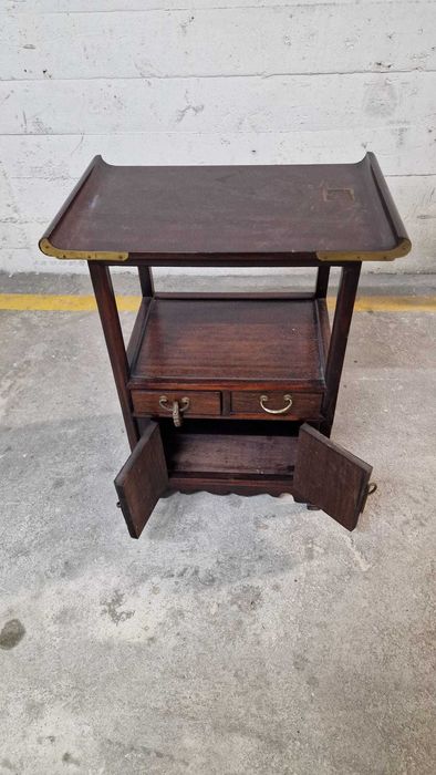 Móvel oriental em madeira c/ ferragens em latão — 64x51x32