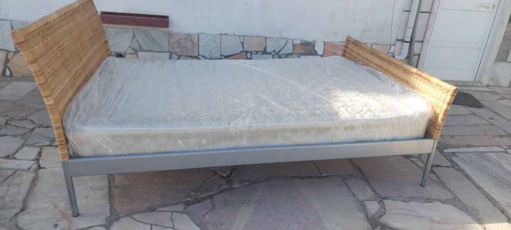 Cama  de  casal  com colchão