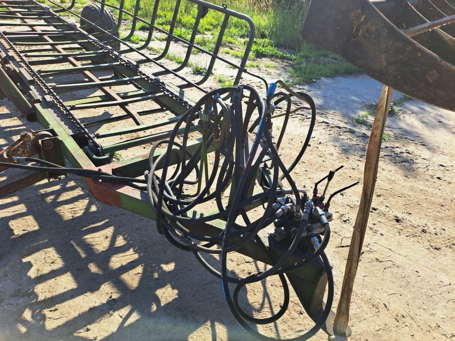 Przyczepa samozaładowcza do balotów