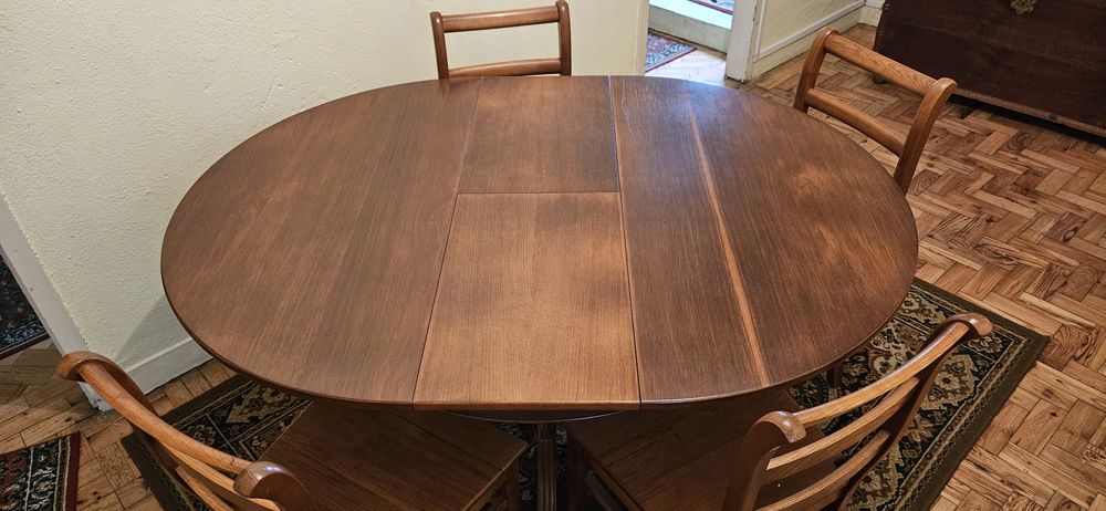 Mesa extensível e 4 cadeiras em madeira