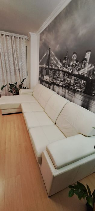 Sofa de canto/chaise longe de pele. Usado.