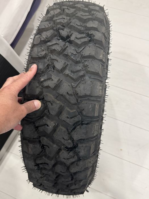 Pneus 195/80 R15 TT