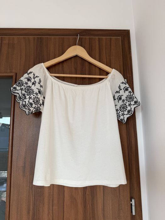 Luźna bluzka z haftem i odkrytymi ramionami bawełna 100%