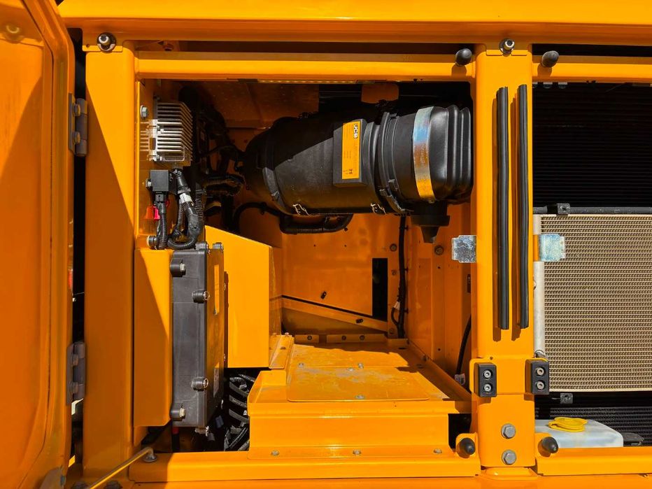 Гусеничний екскаватор JCB JS220 LC
