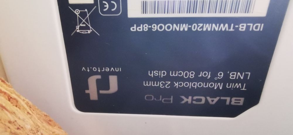 Konwerter satelitarny z dwoma głowicami oraz talerz satelitarny